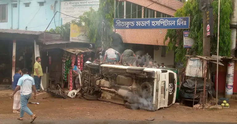 মাইক্রোবাসের সিলিন্ডার বিস্ফোরিত